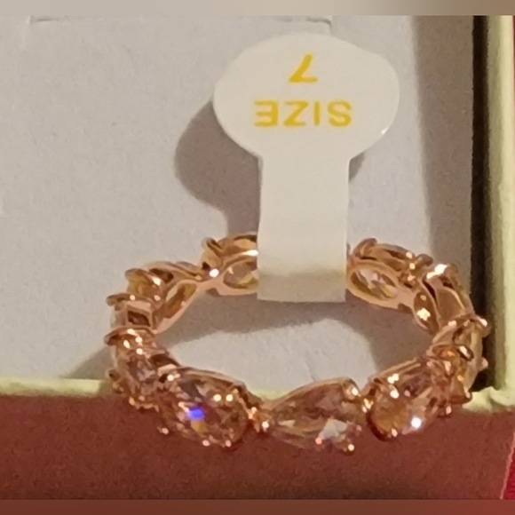 "Artistic Details" Ring - Picture 2 of 4